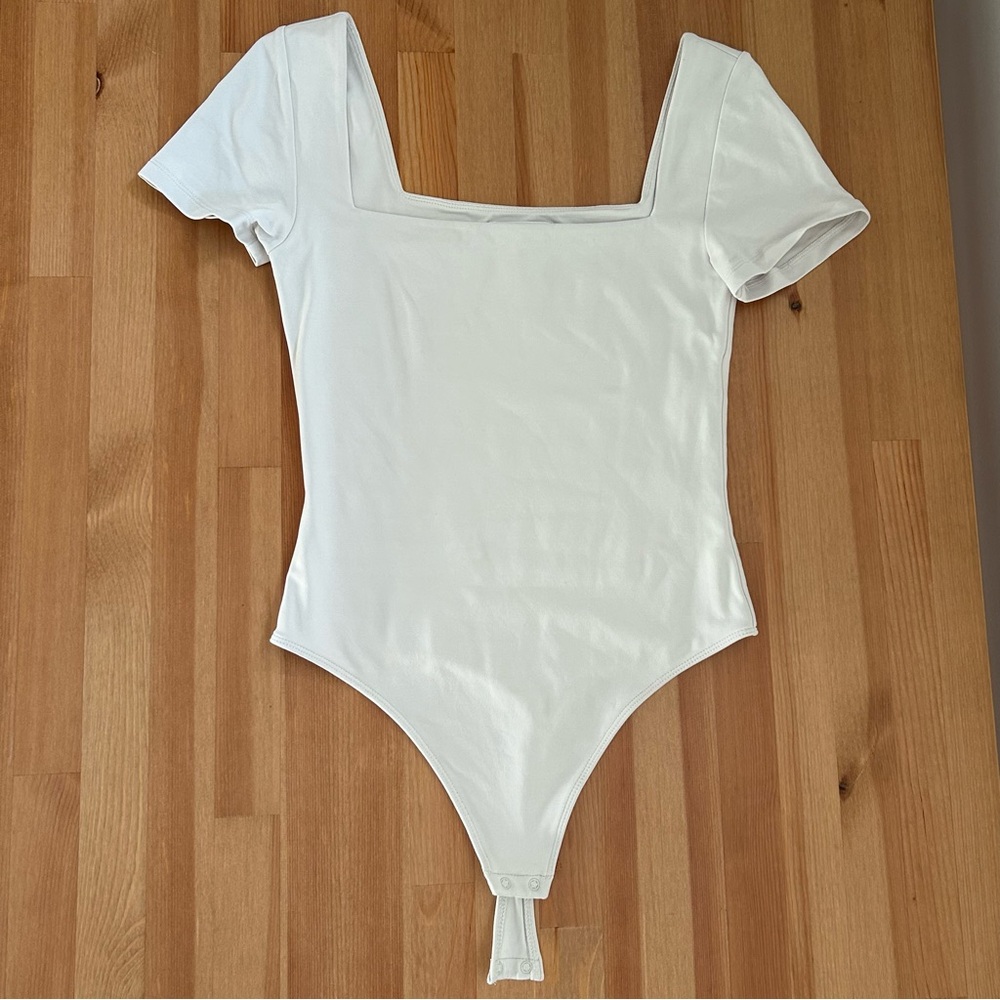Aritzia Babaton Short Sleeve Contour Bodysuit